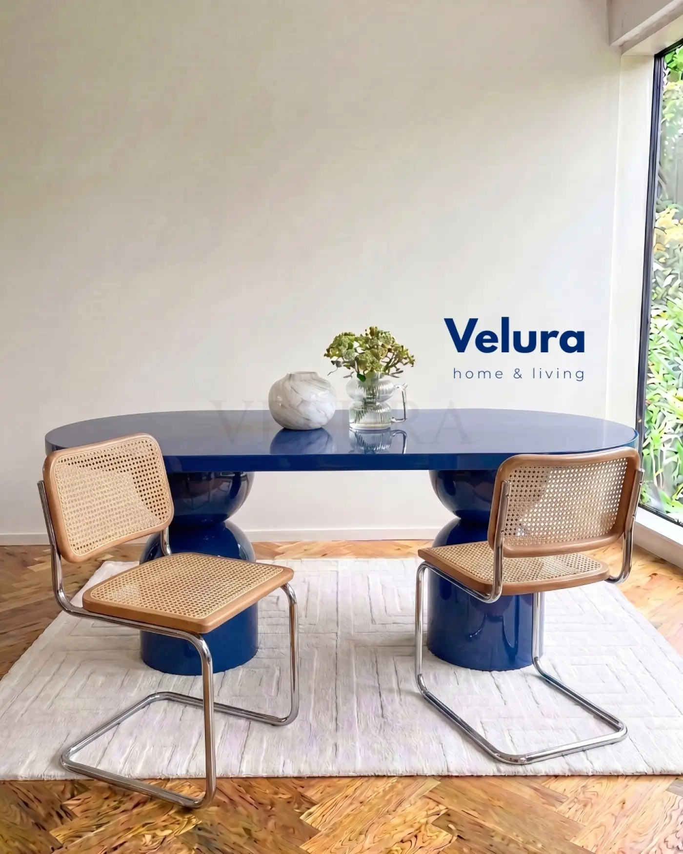 Fiberglas ayaklı lacivert Lura masa modern yemek odası tasarımı