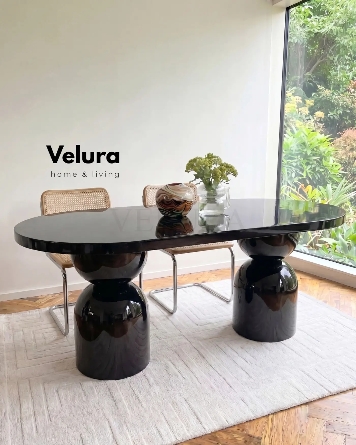 Fiberglas ayaklı siyah Lura masa modern yemek alanı tasarımı
