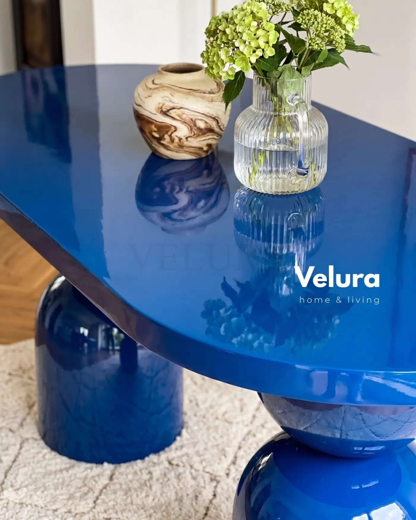 Fiberglas ayaklı lacivert Lura masa modern yemek odası tasarımı
