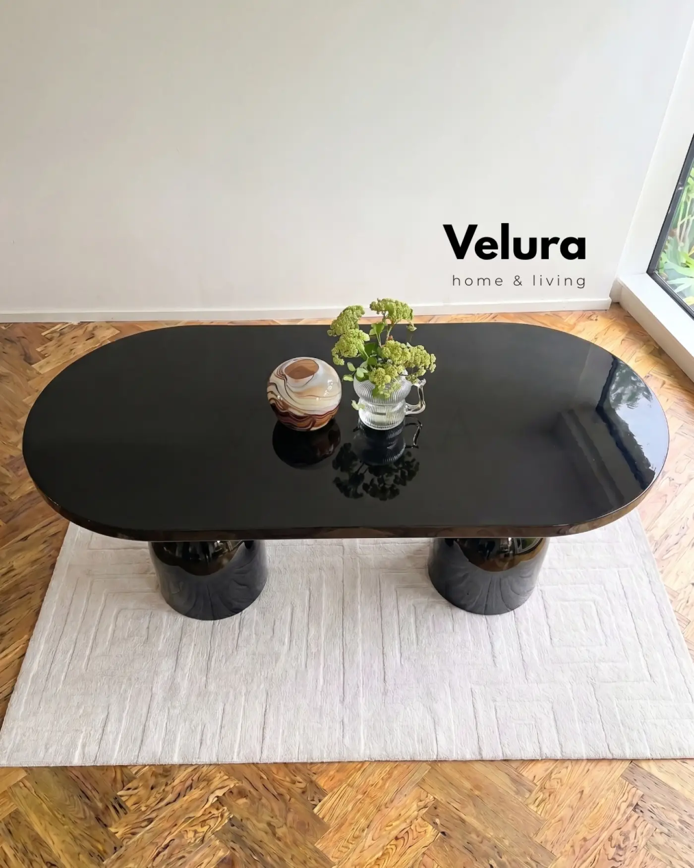 Fiberglas ayaklı siyah Lura masa modern yemek alanı tasarımı