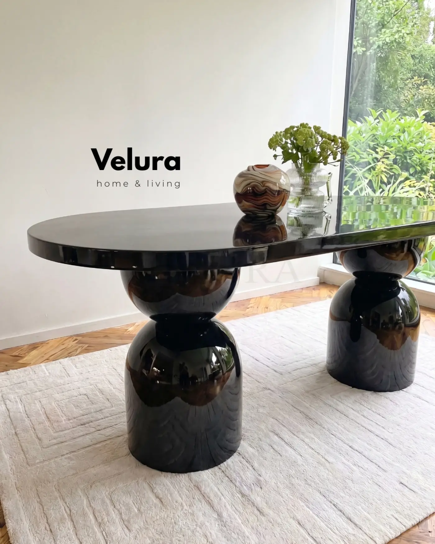 Fiberglas ayaklı siyah Lura masa modern yemek alanı tasarımı