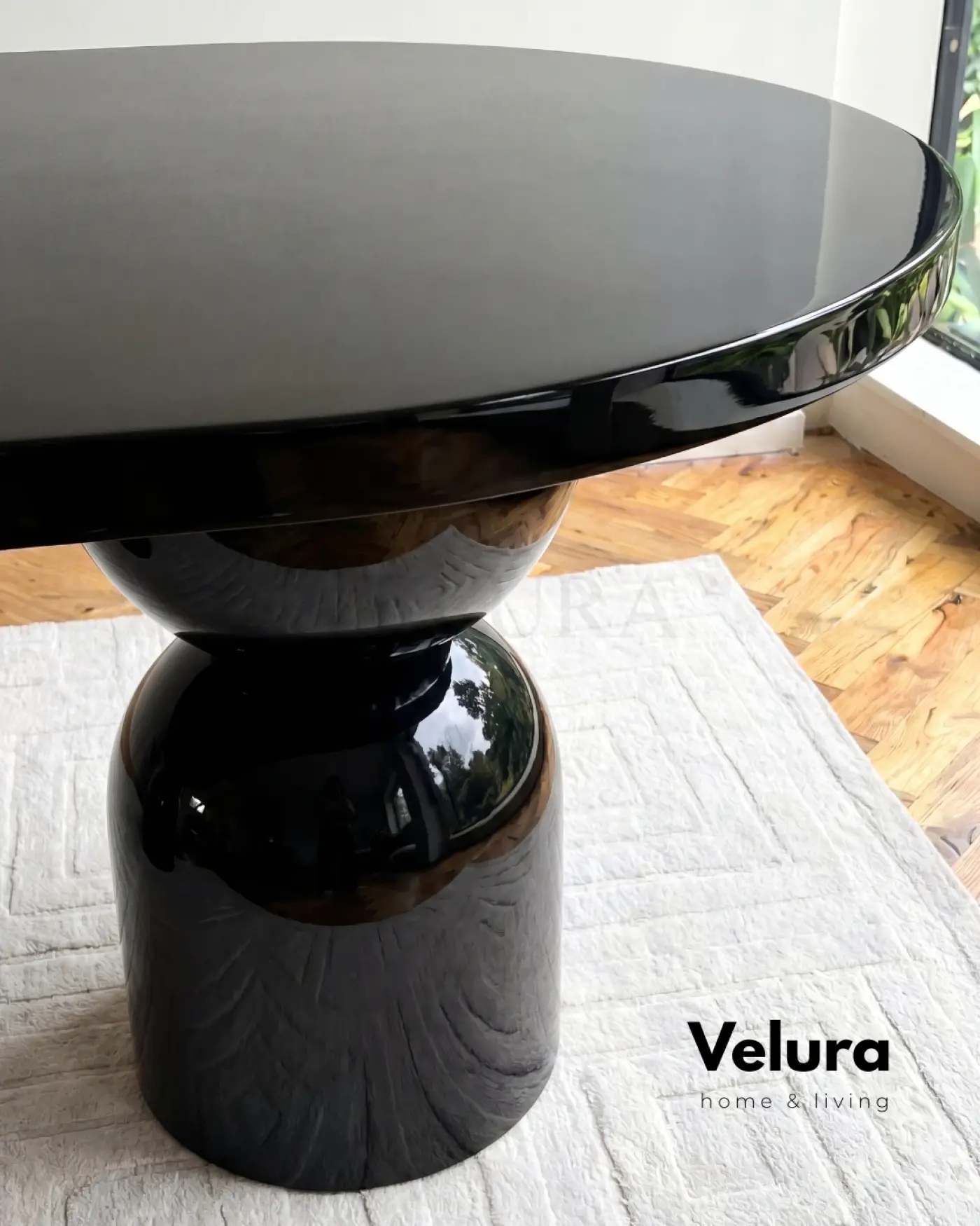 Fiberglas ayaklı siyah Lura masa modern yemek alanı tasarımı