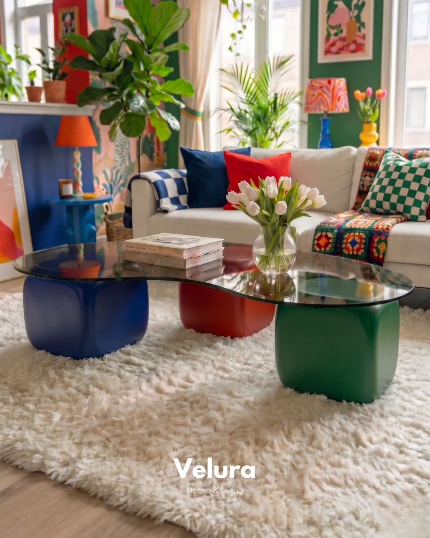 Küre Orta Sehpa 3 zar renkli gövde ve kare füme cam detaylı modern orta sehpa