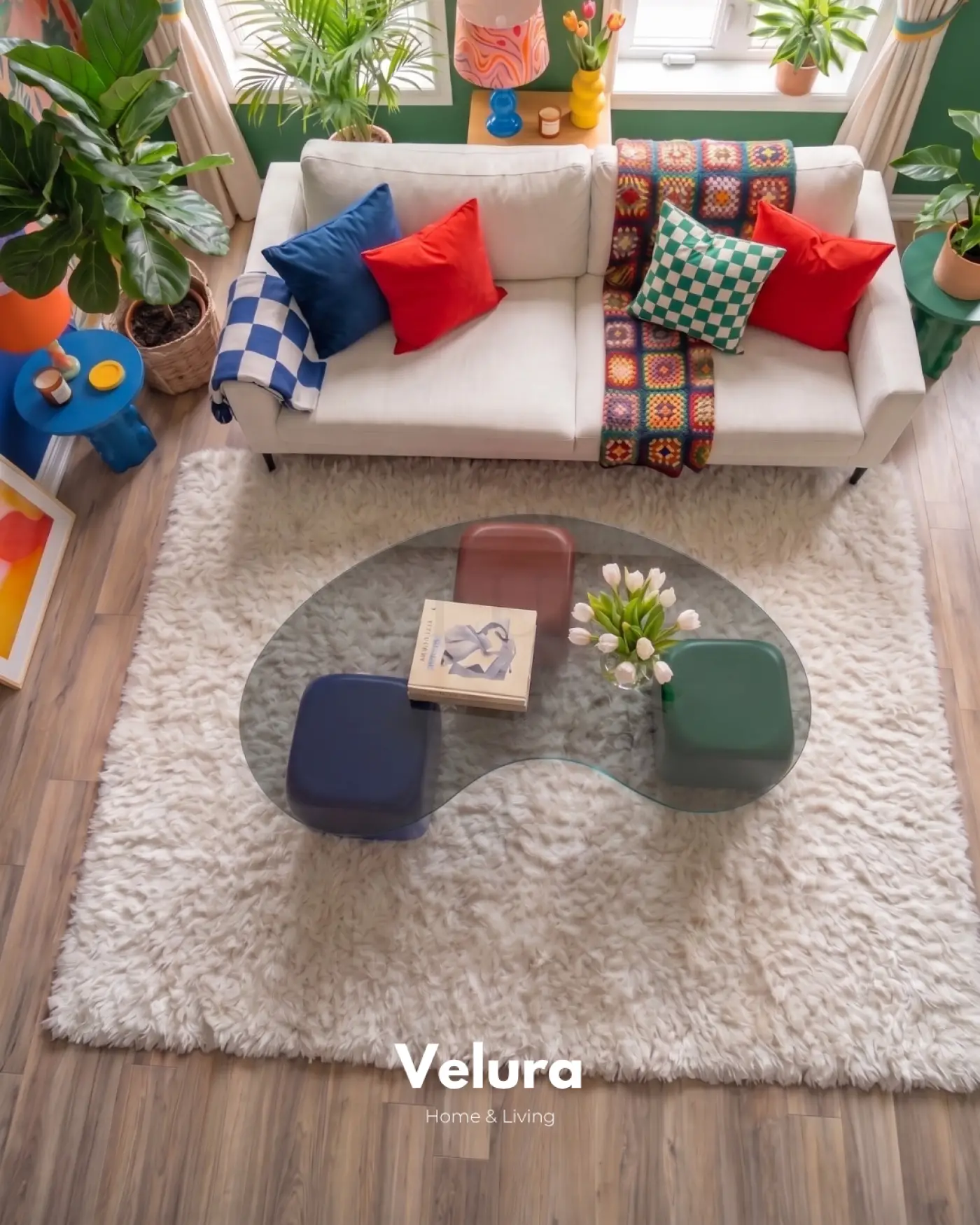 Küre Orta Sehpa 3 zar renkli gövde ve kare füme cam detaylı modern orta sehpa